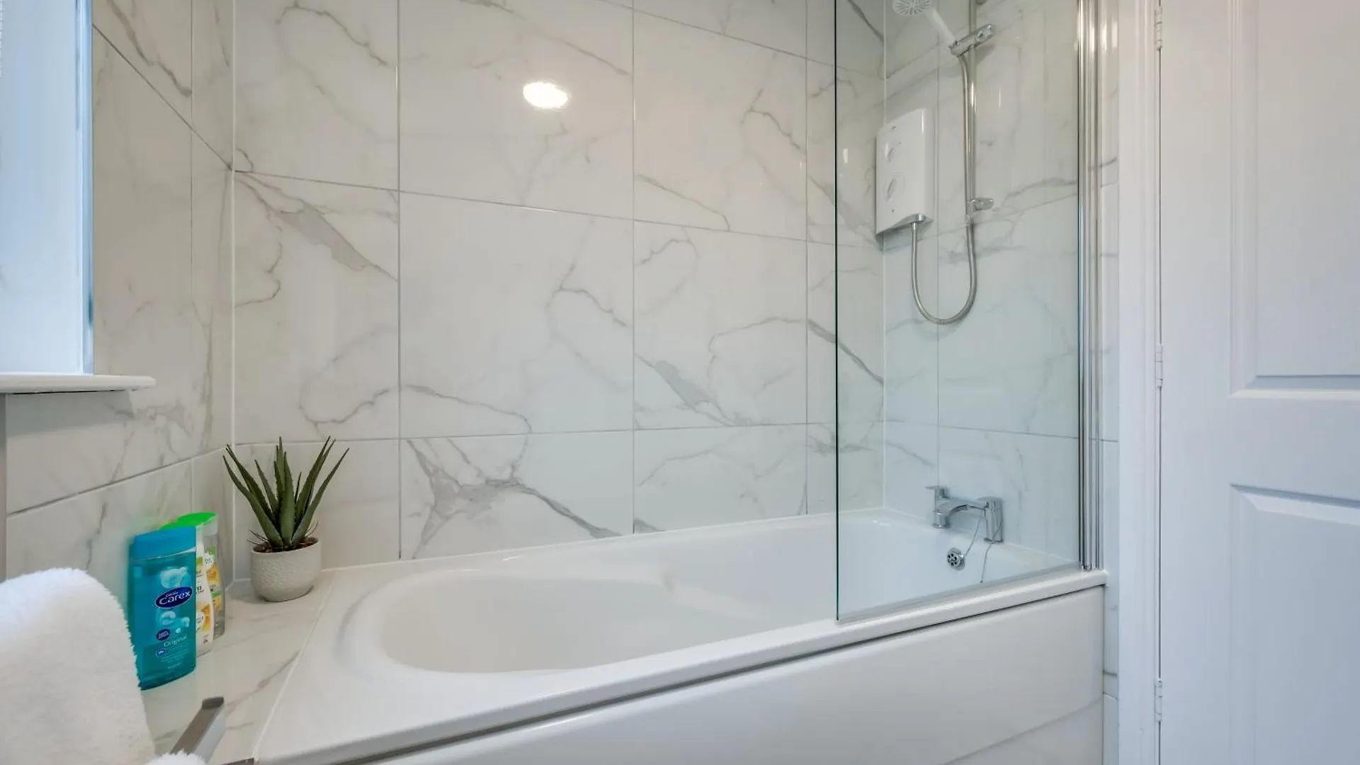 Staybynumbers - City Centre Townhouse 2X Parking Belfast
