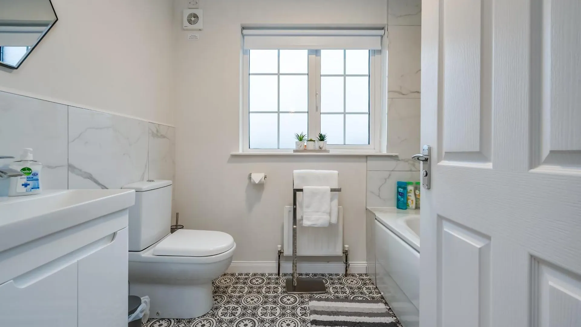 Staybynumbers - City Centre Townhouse 2X Parking Belfast Tatil Evi